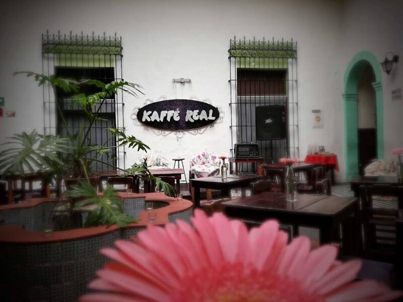 Kaffe Real - Terraza Café & Restaurante con Música en Vivo